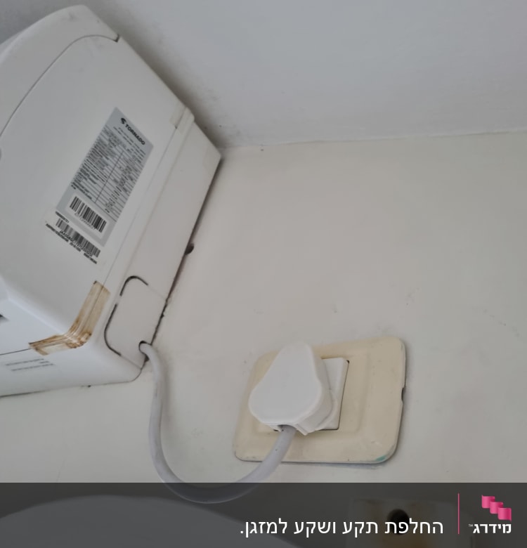 שקע חשמל עם תקע מחובר וכבל חשמלי